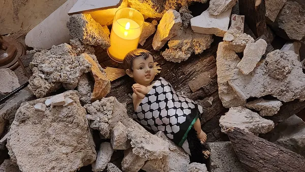 Quelle: Munther Isaac Jesusfigur liegt in einer Krippe aus Trümmerteilen