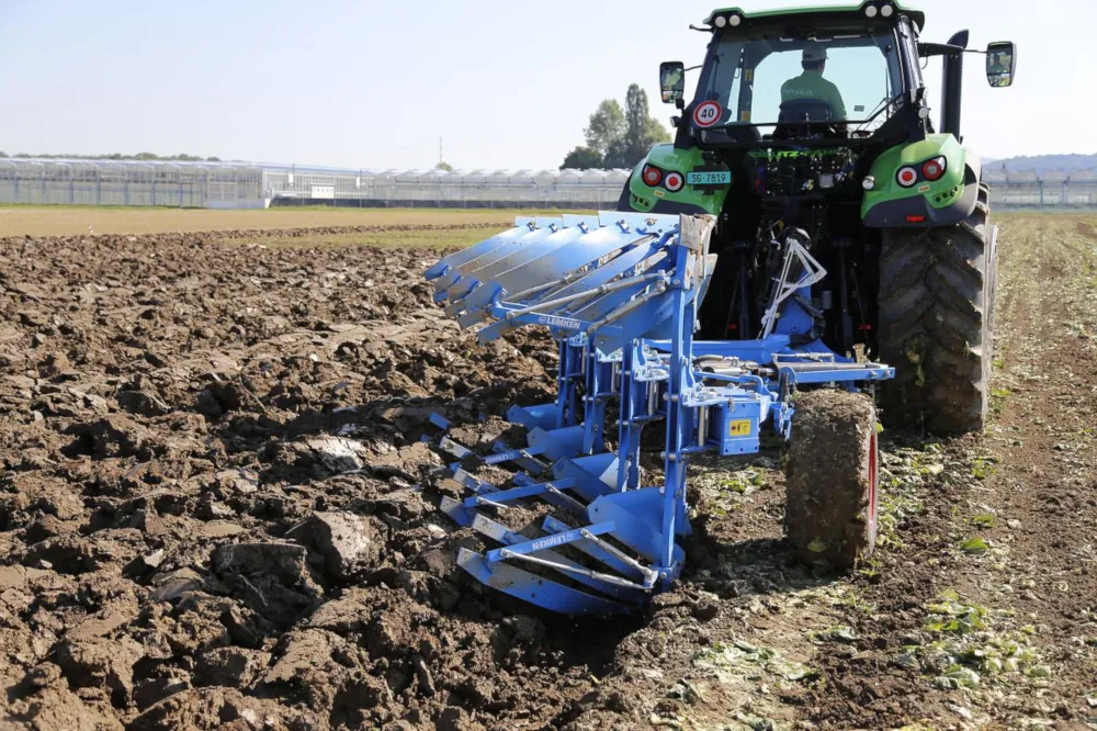 Quelle: Jai79/Pixabay Ansicht Traktor mit blauem Pflug