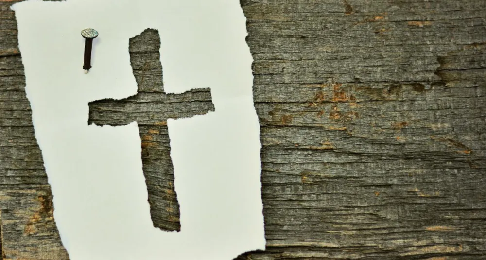 Quelle: congerdesign/pixabay Kreuz mit Nagel